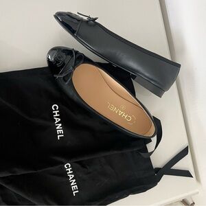 Chanel Ballet Flats in Lambskin & Patent Calfskin
Black
